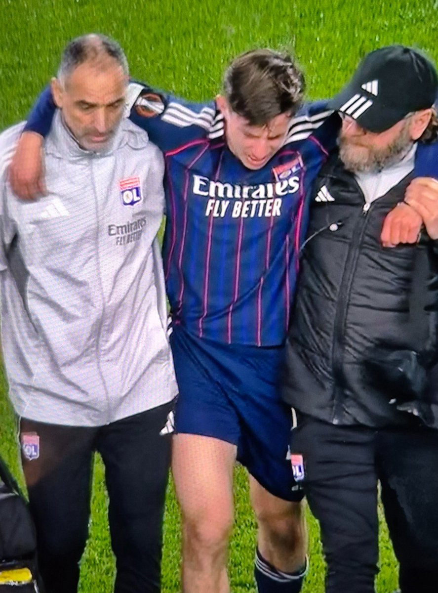 La_Minute_Foot's tweet image. Rémi Himbert 🇫🇷 sera resté 20 secondes sur la pelouse en 8ème de finale d'Europa League. 🔄

Le gone s'est blessé à la cheville droite suite à un contact avec Pablo Duran. 🏥

📸 @canalplusfoot