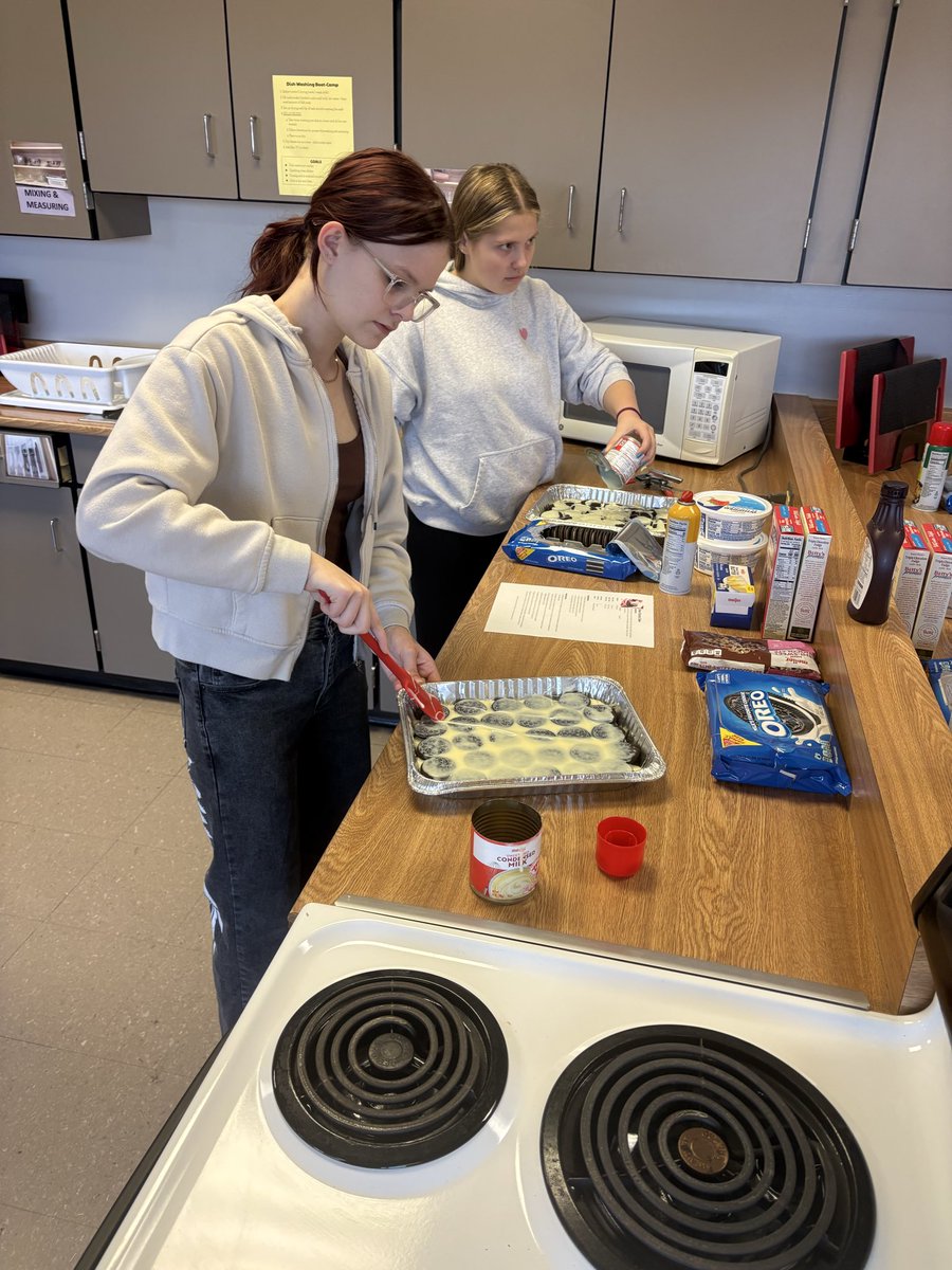 Lisa Van Curen tweet media