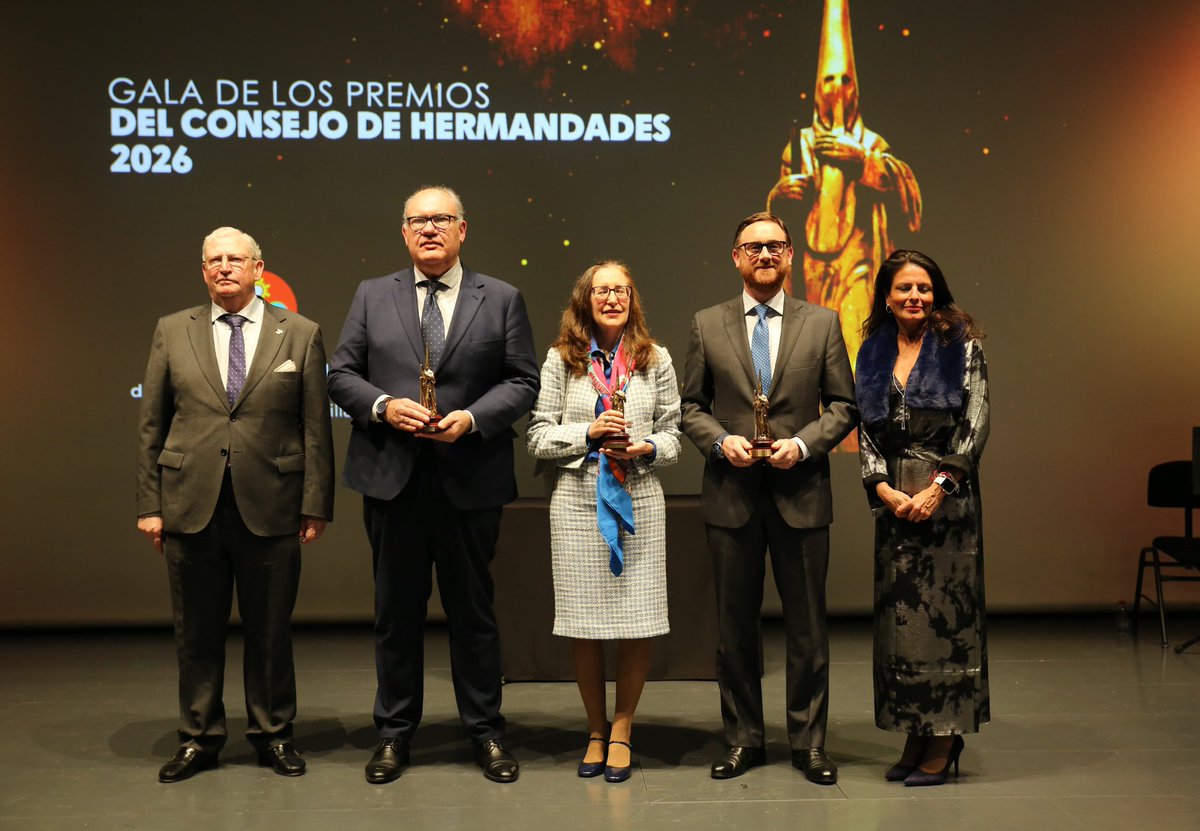 ElConsejoSev's tweet photo. 🔴 El Consejo de Hermandades entrega en CaixaForum los Premios de Periodismo, Fotografía e Investigación en su décima edición 🔗 https://t.co/9bjSufUWtw

🏆 D. RAFAEL JIMÉNEZ SAMPEDRO
Premio de Periodismo "Fernando Carrasco"

🏆 D. JAIME RODRÍGUEZ 
Premio de Fotografía "Jesús Martín Cartaya"

🏆 DÑA. AMPARO RODRÍGUEZ BABÍO 
VIII Premio de Investigación "Jorge Bernales"

🤝🏼 Con el patrocinio de @caixabank.

📸 @Alejandrocp99
#CuaresmaenSevilla