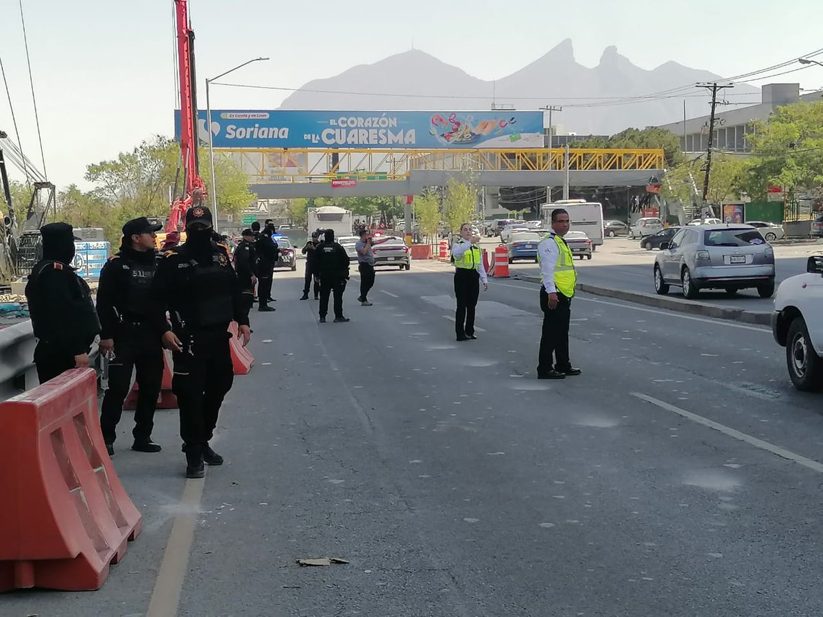 TacticaR1's tweet photo. Estoy seguro que esta pelea entre Fuerza Civil y Policías de Monterrey tiene algo que ver con el "Monorriel"

El Alcalde de Monterrey @AdrianDeLaGarza debe dejar de estar afectando las obras del Monorriel y ponerse a jalar en su Municipio en otros temas como las extorsiones en Colegio Civil, Mercado fundadores y los migrantes homicid4s, en lugar de estar ocupando directores de la policía como el Comandante Cazares Orozco, inspectores y transitos para estirar el trafitambo  a Fuerza Civil. 

@colosioriojas @samuel_garcias #seguridad #Estado #Municipio #Monterrey