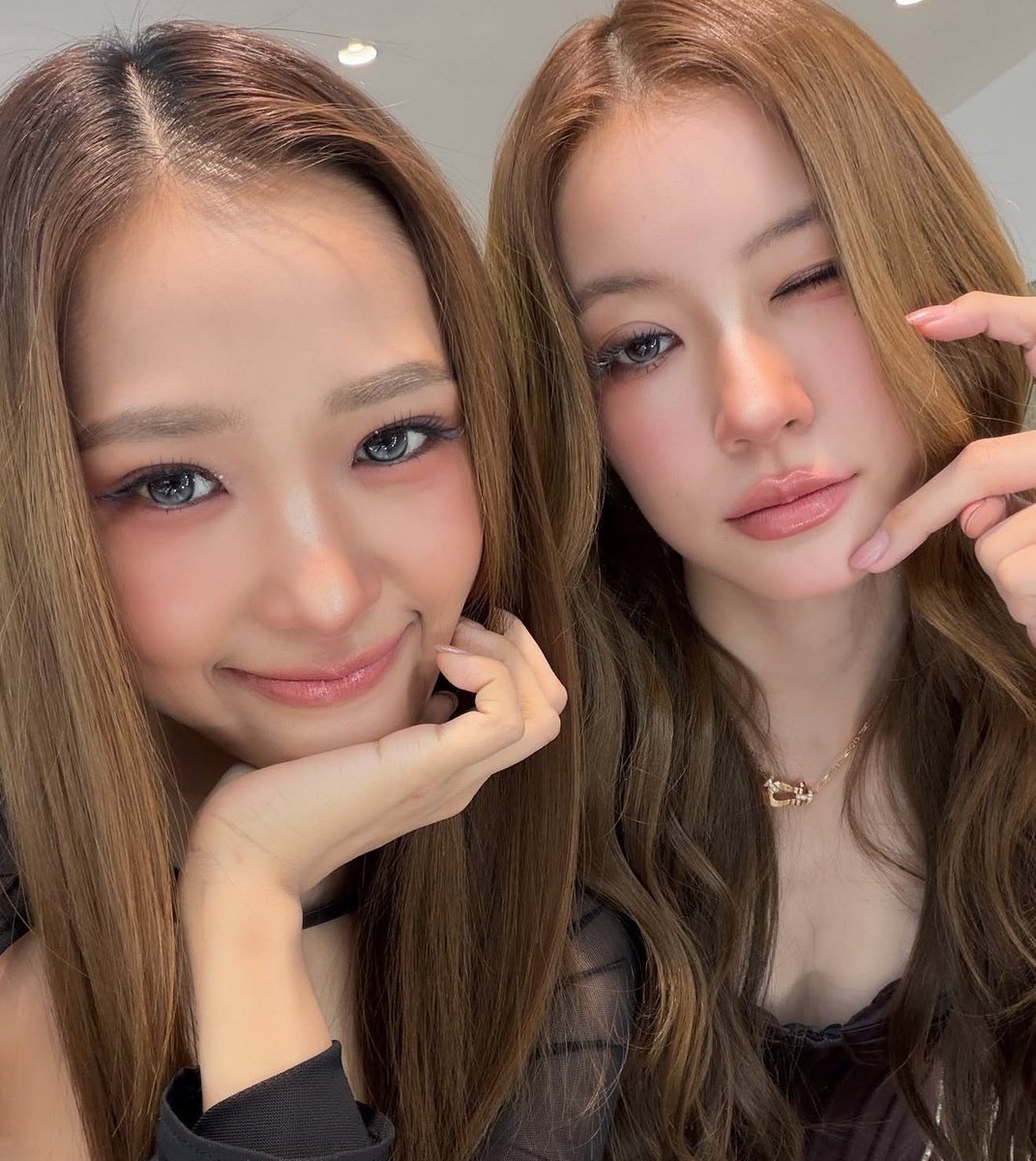 elas tao combinando tudo ultimamente ne, a cor das lente de contato de grau colorida, a tonalidade do cabelo, a cor das unhas…… tao virando uma só 🧬