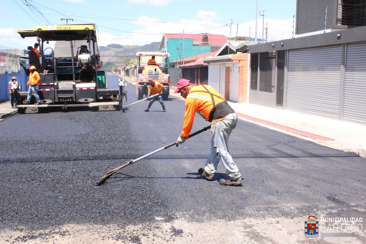 #BuenasNoticias 🚧 Como parte del proyecto de mejoras viales que se ejecuta en los distritos Oriental y Occidental, ya concluyeron los trabajos de perfilado y asfaltado en la vía que se extiende desde el costado oeste del Anfiteatro Municipal hasta el Cementerio General.