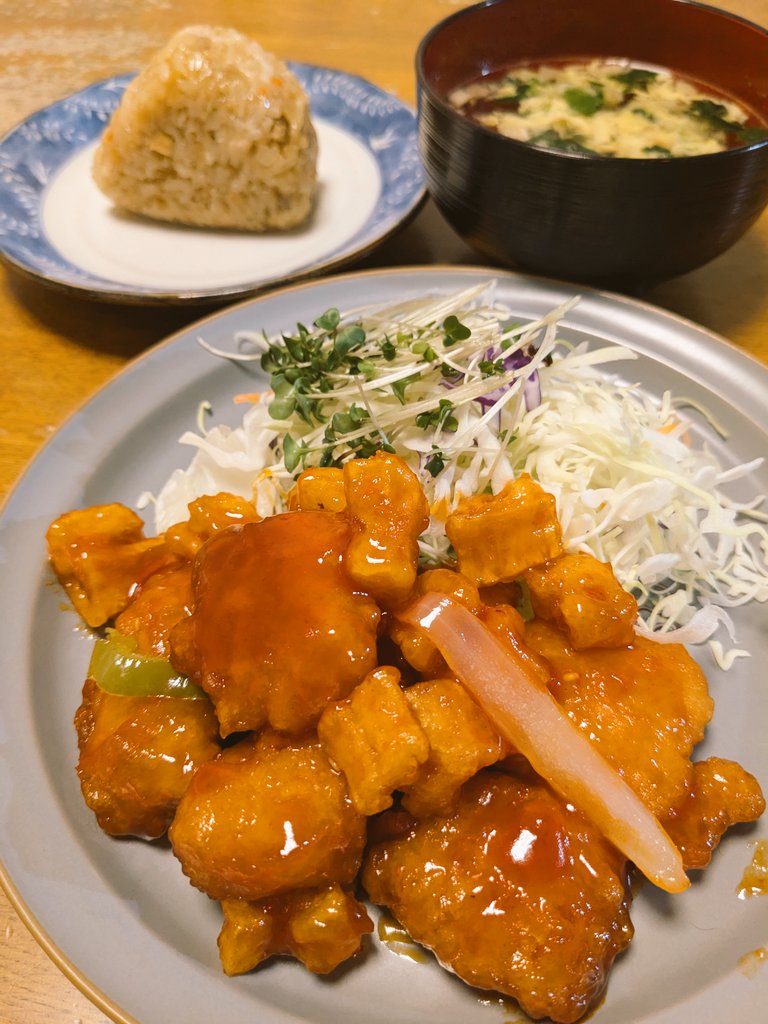 mican0836's tweet photo. おはようございます☁
昨日の晩ご飯
・白身魚の甘酢あん
・かしわおにぎり
・中華スープ

バタバタ忙しかったので、お惣菜デーでした✨
お皿に盛り付けるとナイスな1品に見えますね〜🤭 https://t.co/mdM4T52DGZ