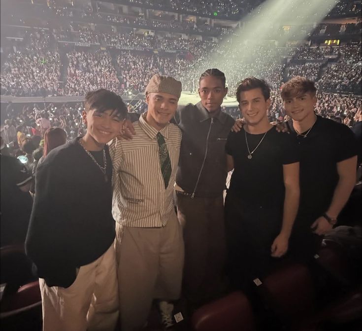 vannaramburu's tweet image. HOLAA, medio tarde pero aquí andamos
soy vane, tengo 19 años y soy de méxico; mi bias son ale y drew pero siempre ot5, tmb me gusta bts, itzy, taylor y otros grupos, con confianza hay q interactuar y emocionarnos por dual 😽
#IntegraciónBrava #DUAL #STBV_DUAL