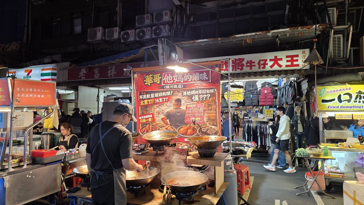 랴오허지에 야시장. 좀 인위적인 명동삘이 있었음 가격도 명동삘이었다 그걸요? 여기서? 이돈에? 외궈들 딴데가주세요 싶은 그 감성