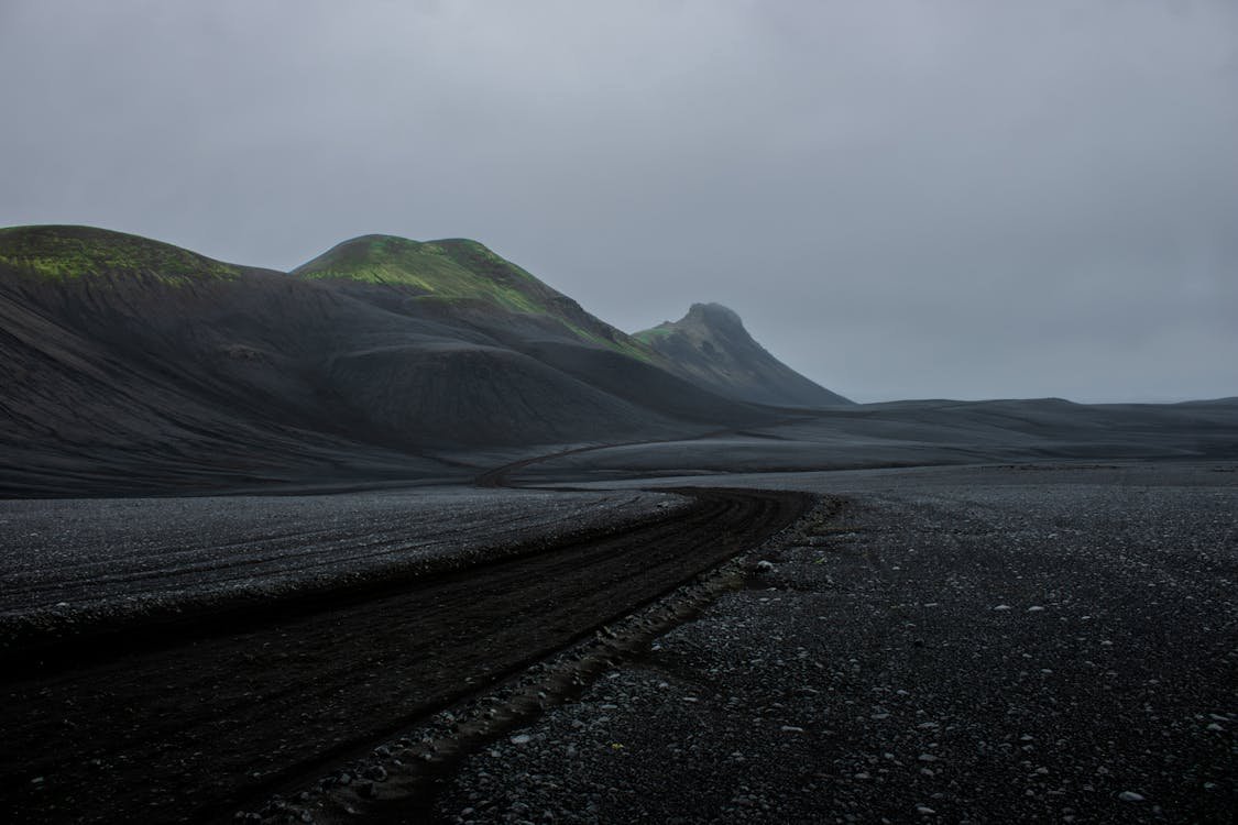 Country_Facts_'s tweet photo. 🇮🇸 Iceland has 0 army, 0 mosquitoes, and almost 0 darkness in summer — yet it's one of the safest, happiest countries on Earth.
A volcanic island of 370,000 people produces 100% of its electricity from renewables.
What are we doing wrong? 👇

#Iceland #GeographyFacts https://t.co/rHZkLRK3hf