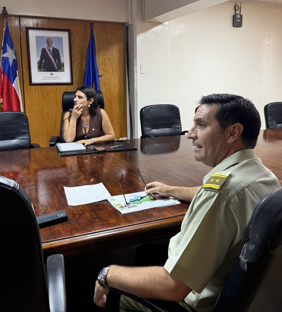 CarabIIIRegion's tweet photo. En el contexto de las relaciones institucionales, Gral. Julio Marabolí Fuenzalida entregó saludo protocolar a la Delegada Presidencial en Atacama, Sofía Cid Versalovic. Además, informó de la situación actual de la zona en términos policiales y seguridad pública. 
#OrdenyPatria https://t.co/iTqUskoYr3