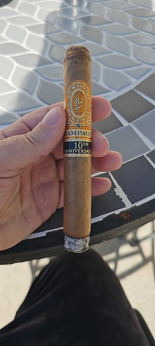 BrownEyedDevil0's tweet photo. Beautiful day for a cigar https://t.co/UjjEm5rD8w