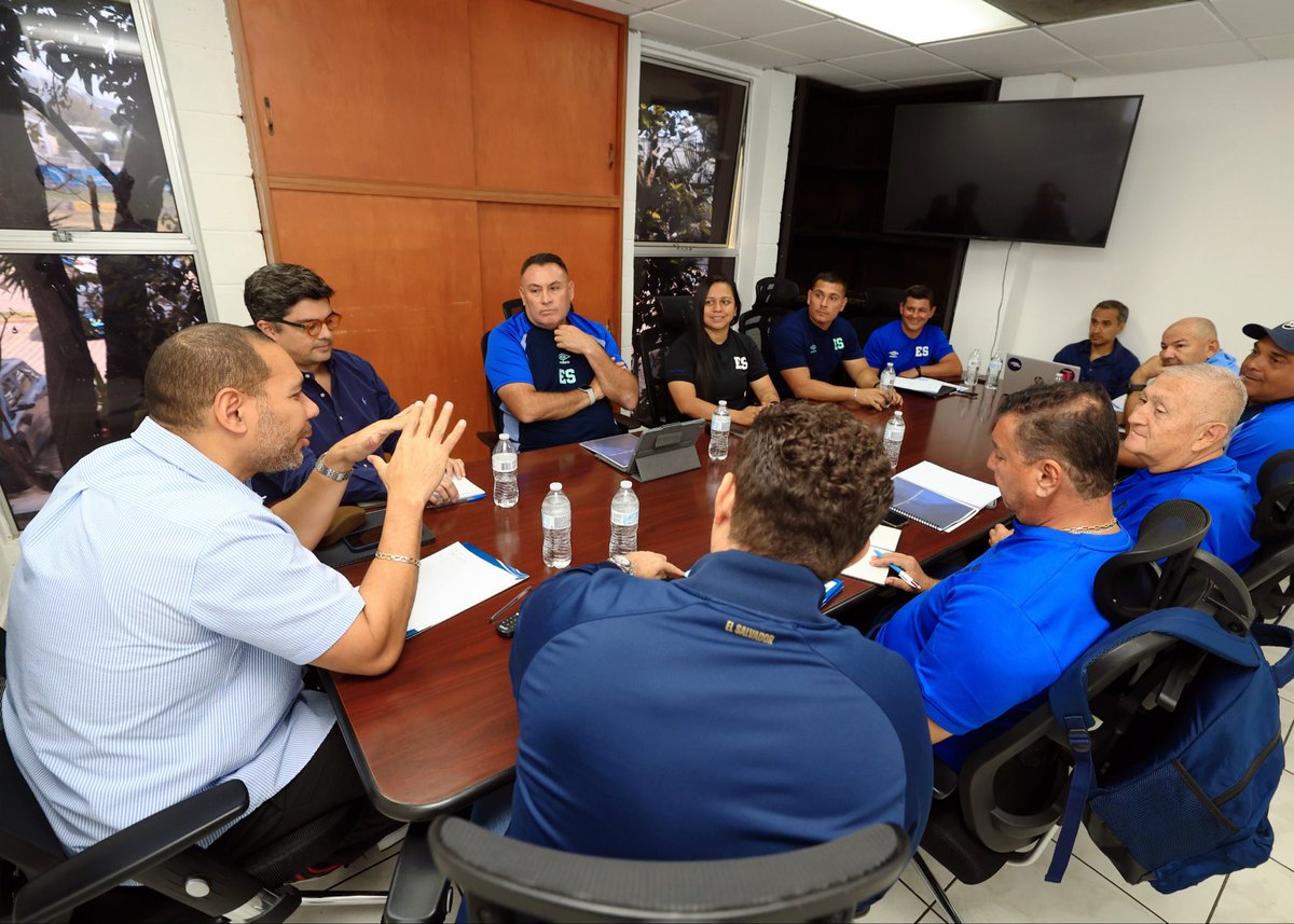 El presidente de la Federación Salvadoreña de Fútbol (FESFUT) tuvo una jornada de reuniones con los cuerpos técnicos de las selecciones para analizar el desempeño realizado y para planificar el trabajo durante los próximos meses.