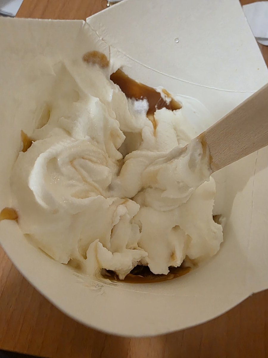 YolandaColeto's tweet photo. Señores de @McDonalds esto se supone que es un McFlurry de @kitkatspain con caramelo... donde está el KitKat? https://t.co/XTSdnhq5AJ
