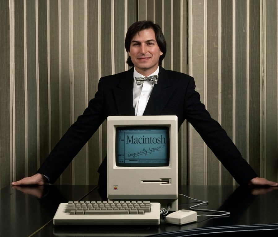 Essa foto do Steve Jobs é surreal de boa. Mal ele sabia que estaria na frente daquilo que mudaria tudo para sempre..