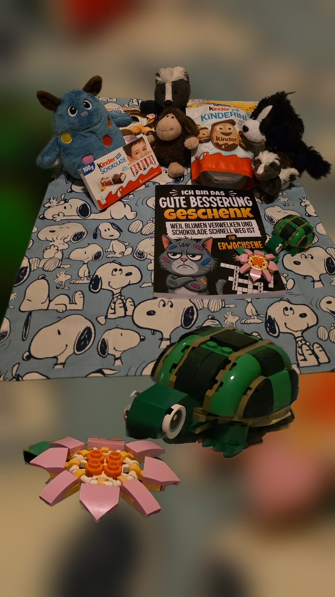 ... die Flauschis haben heute Genesungspost bekommen 🥰 - auch wenn Klein-Moppel-Snoopy wild gestikuliert und an an seine Kekse 🍪 🍪 🍪 will 🤷‍♂️. 
Vielen ieben Dank an Heldi und Miesi (beide Bluesky) 🥰
Nun schlaft schön und träumt bunt 🌈
Und an Xavier: Kinder sind lecker 😋