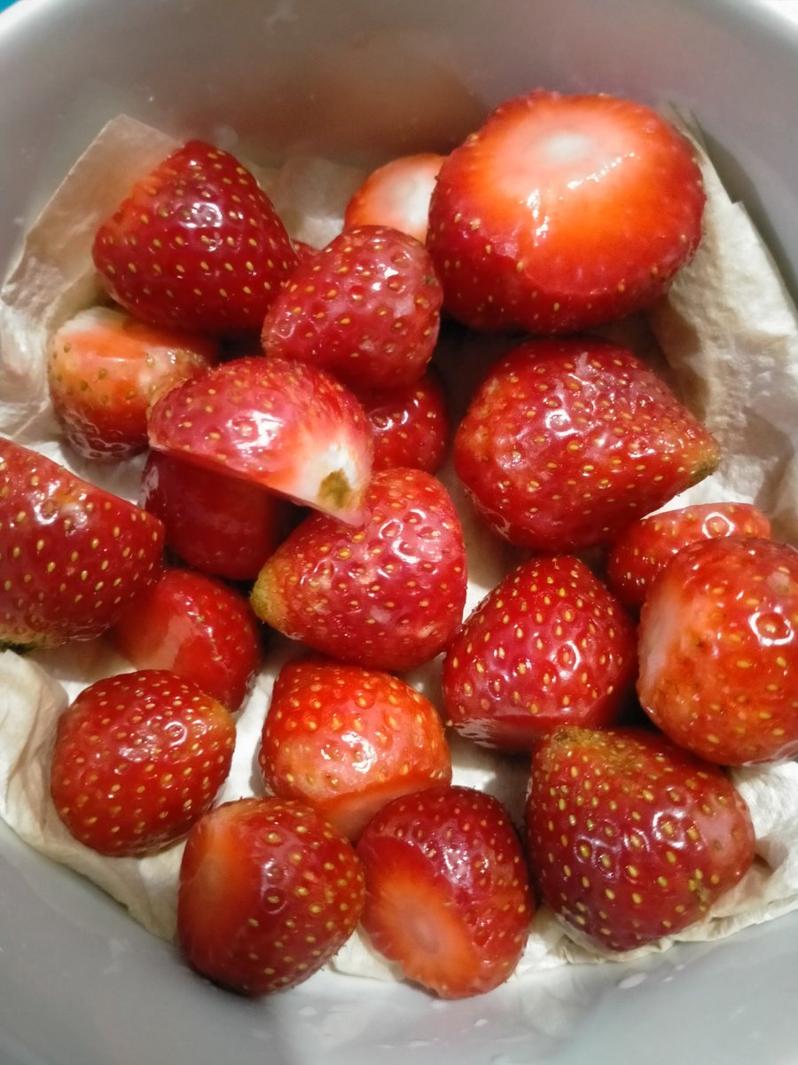 It's 4 AM and i'm eating Strawberries 🍓