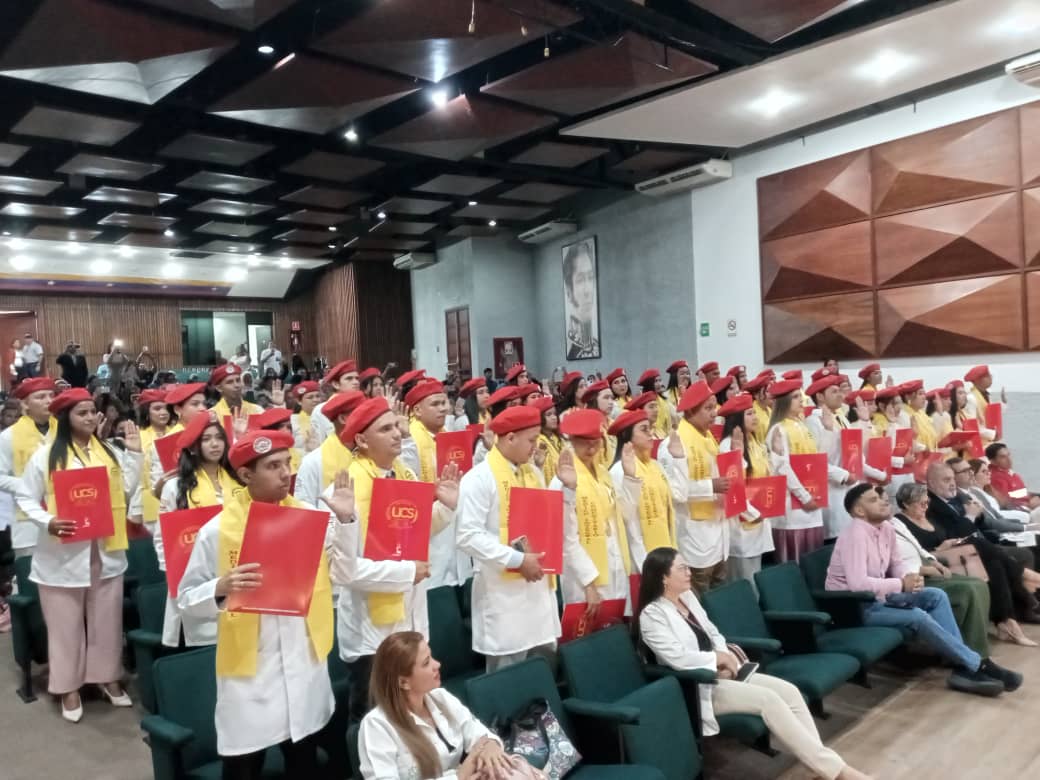¡Soberanía sanitaria en #Barinas! 🎓🇻🇪

La XV Cohorte de Médicos Integrales Comunitarios se suma a la batalla por la vida. Nuevos profesionales formados con ciencia y amor para fortalecer la atención primaria en cada municipio. ¡Compromiso cumplido! 🇨🇺🤝

#CubaPorLaVida