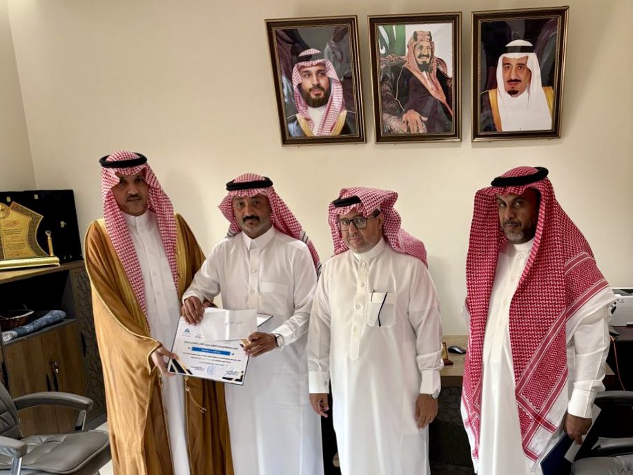 altwalsa's tweet photo. ضمن برامج المشاركة المجتمعية لـ #بلدية_محافظة_الطوال كرم وكيل المحافظة ورئيس البلدية المشاركين في مسابقة "أجمل حارة رمضانية" حيث حصلت حارة الشمهانية على المركز الأول وحارة الأمجاد بالمباركة على المركز الثاني وحارة الصمله بالمباركة على المركز الثالث.

#أمانة_جازان https://t.co/Kv38R7xidy