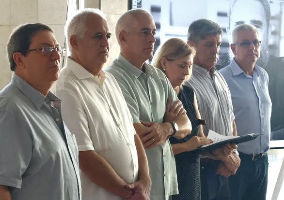 El Ministerio de Relaciones Exteriores fue la sede del acto de recibimiento del colectivo de la Embajada de Cuba en Ecuador, luego de haber sido declarados personas non grata por el gobierno de ese país, sin aportar argumento alguno.
<a href="/JuanBertico/">Juan Alberto Rodriguez</a>