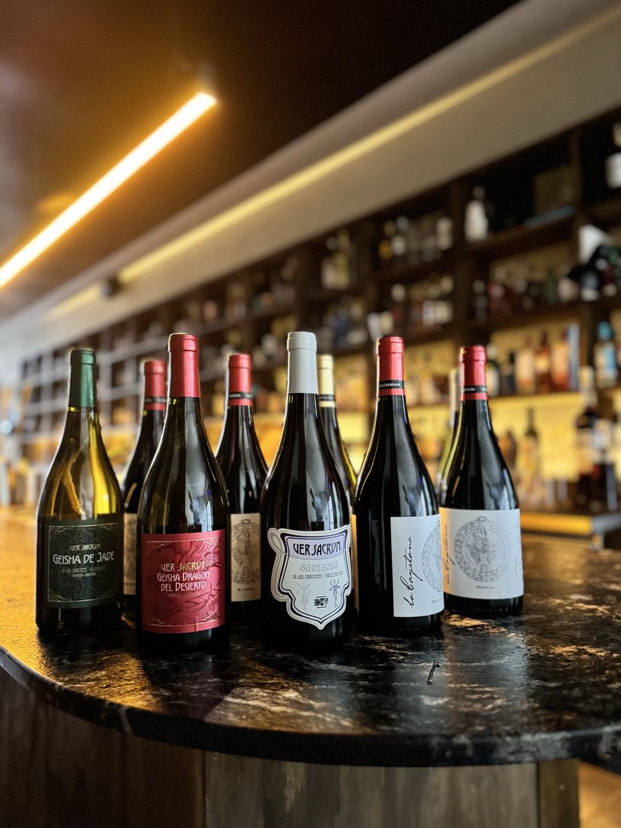 Este viernes en Hugo tenemos un descorche con unos vinazos tocados de la mano del Sommelier Eleazar Chalar Caverie. Con ese nombre nada puede malir sal !!!