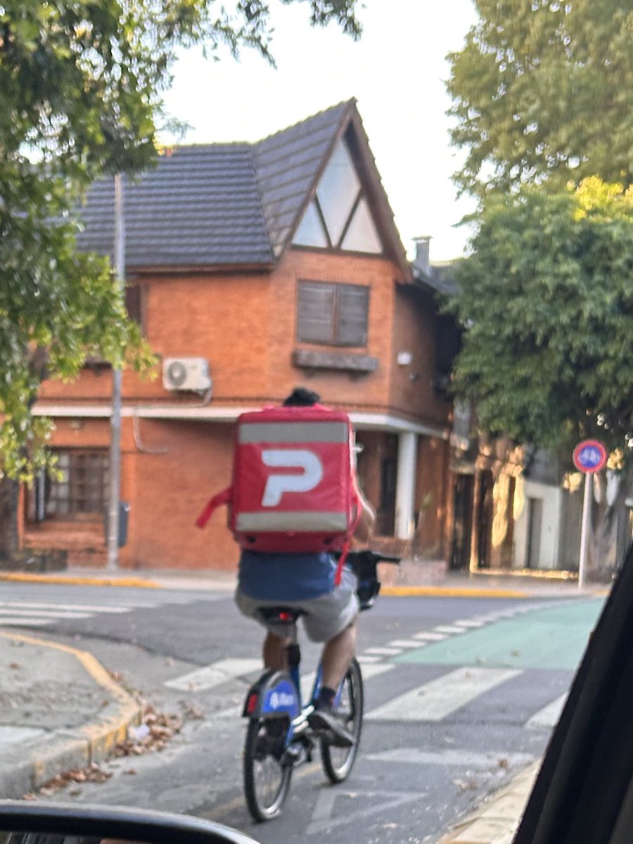 HowardDegen's tweet photo. me cruce a este chad mentalidad de tiburon haciendo rappi con las ecobici

ojalá pueda salir adelante https://t.co/CSlAe2JUDv