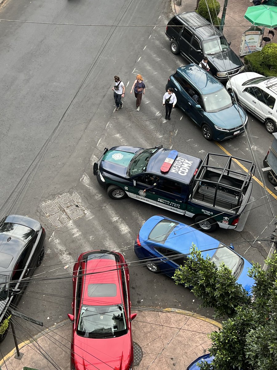 isalololo's tweet photo. @mauriciotabe Pero primero puedes hacer que tus patrullas pongan algo de orden en lo más básico como las reglas de tránsito? Coches en banqueta y sobre el paso peatonal y no hacen nada https://t.co/GFJZahTAG3