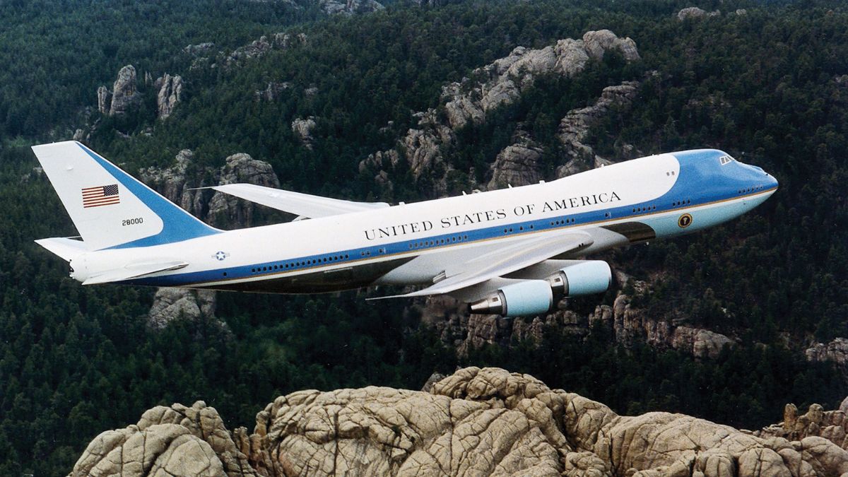 LesaviezvousQt's tweet image. ❓Le saviez-vous ❓
L’Air Force One désigne tout avion transportant le président des États-Unis. Nixon a décollé président, mais a atterri en tant qu'ancien.

#AirForceOne #PrésidentUSA #Insolite