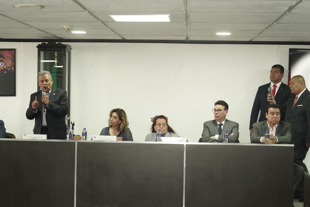 Tuve el gusto de saludar a compañeros de la Federación de Trabajadores de la CDMX, encabezada por el Lic. Alfonso Godínez Pichardo, en el marco del pleno que celebraban.

Reiteré la importancia de mantener la unidad y de fortalecer a nuestra organización con la hermandad sindical