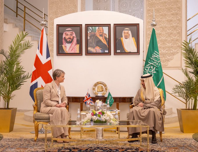 وزير الخارجية يناقش العلاقات الاستراتيجية مع وزيرة خارجية بريطانيا