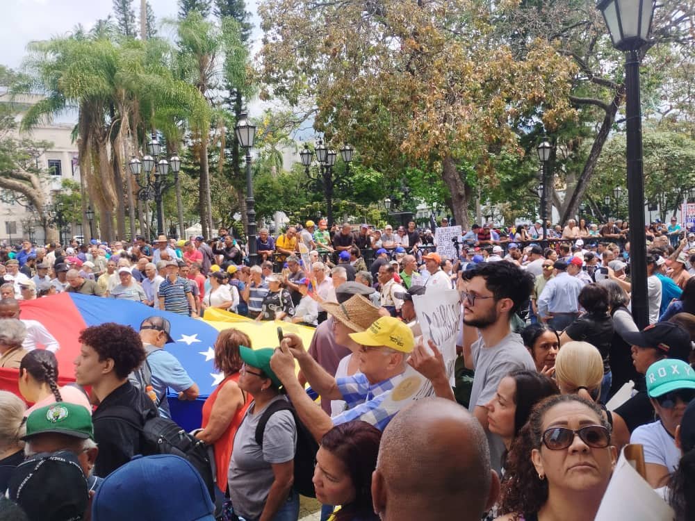 AsambleaCNCTL's tweet photo. #12Marzo La clase trabajadora habló en la calle              Plaza Bolívar de Caracas                                      #PliegoExigenciasTrabajadores     #UnidosRompimosElCerco   #AumentoSalarialYPensionesYa https://t.co/7pLxe6pRW7