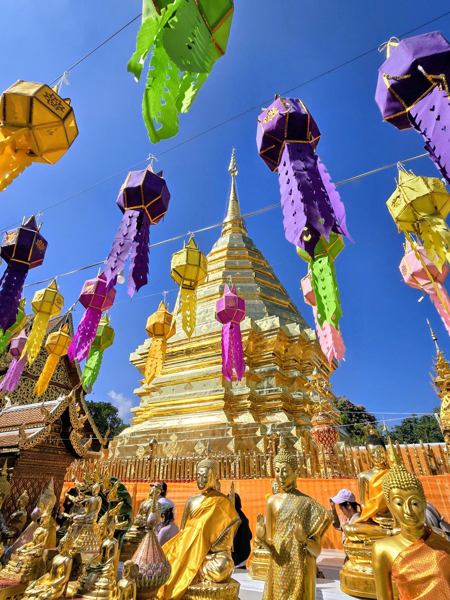 タイのチェンマイで訪れた｢ワット・プラタート・ドイステープ｣🇹🇭

こちらに行く手段は車(タクシー)しかなく、山道を30分くらい登った場所にあるため、道中、帰れるか不安でいっぱい😅

到着した時に見た、黄金に輝きを放つメインの仏塔を見た瞬間、そんな不安は吹き飛びました😇