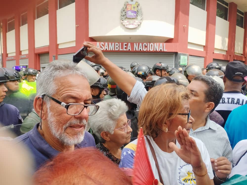 AsambleaCNCTL's tweet photo. #12Marzo La clase trabajadora habló en la calle              Plaza Bolívar de Caracas                                      #PliegoExigenciasTrabajadores     #UnidosRompimosElCerco   #AumentoSalarialYPensionesYa https://t.co/7pLxe6pRW7