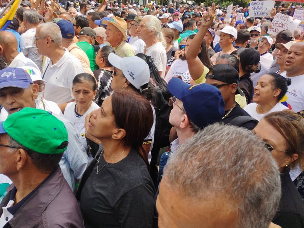 AsambleaCNCTL's tweet photo. #12Marzo La clase trabajadora habló en la calle              Plaza Bolívar de Caracas                                      #PliegoExigenciasTrabajadores     #UnidosRompimosElCerco   #AumentoSalarialYPensionesYa https://t.co/7pLxe6pRW7