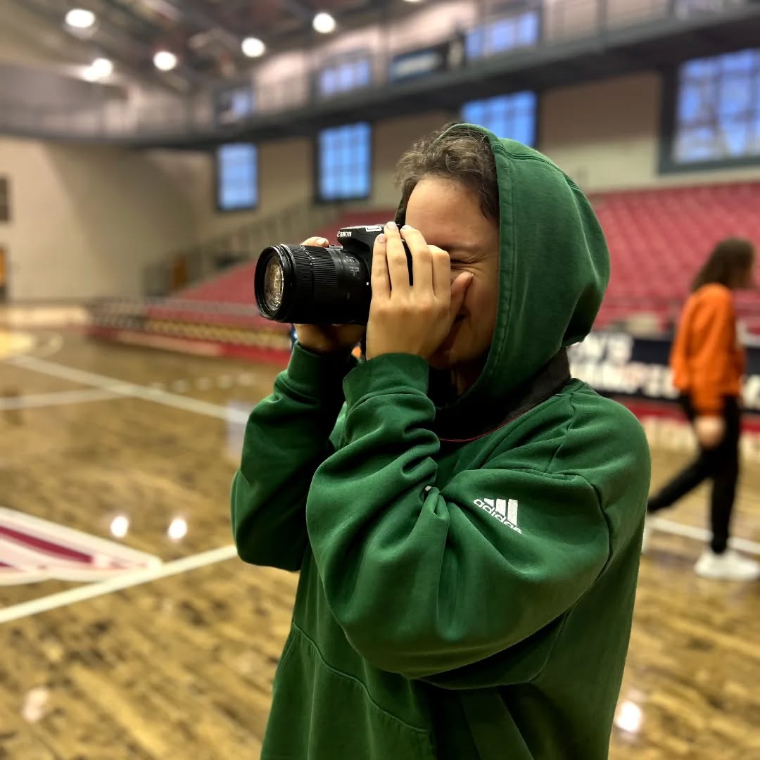 ENMUWBB's tweet photo. New photog alert 😎

Tati getting the right shots during today's practice

#TogetherWeRun #ALLIN #ENMU https://t.co/8V7paRDoa5