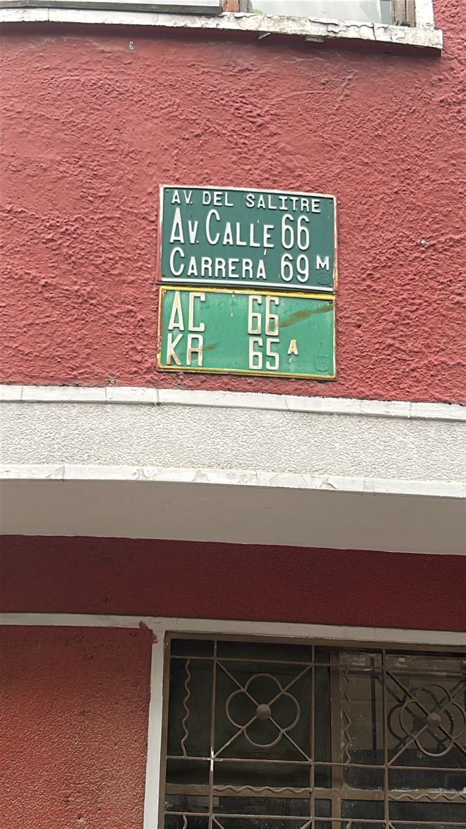 wedgita81's tweet photo. @Servientrega_ms @MinTransporteCo @SectorMovilidad  hoy este irresponsable de la empresa servientrega estrelló mi camioneta, se voló, se paso semáforos en rojo exponiendo la vida de peatones, increíble q Servientrega tenga este tipo de trabajadores y q este tenga licencia https://t.co/BMhTpeOCaf