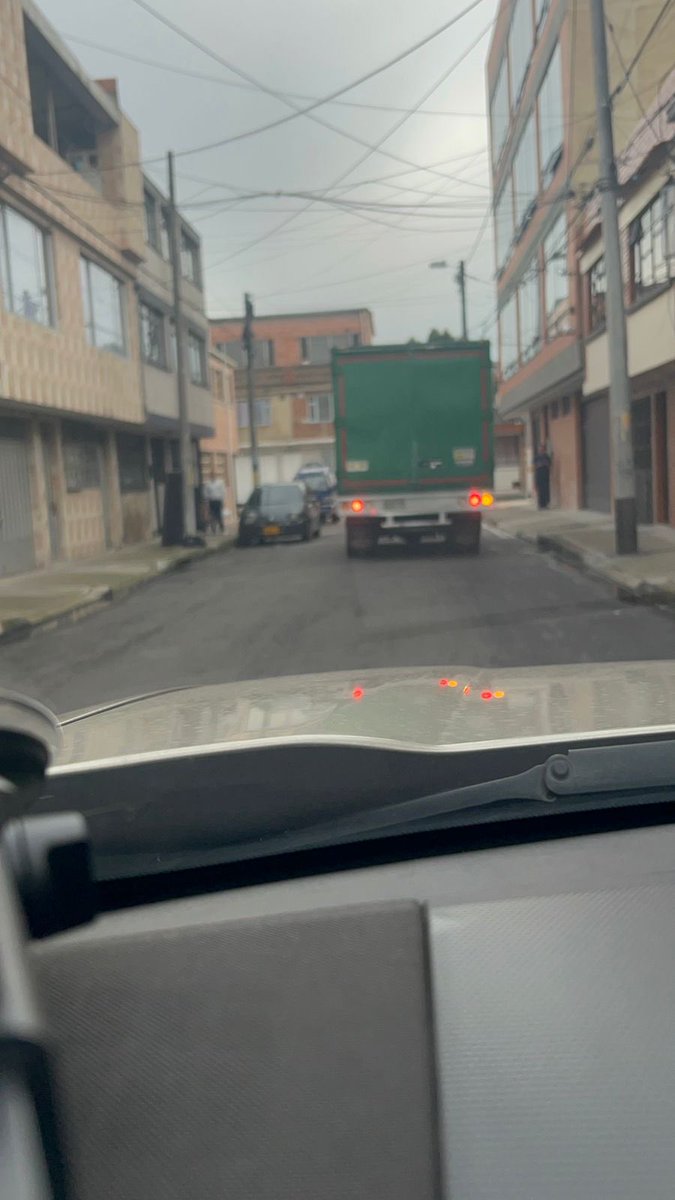 wedgita81's tweet photo. @Servientrega_ms @MinTransporteCo @SectorMovilidad  hoy este irresponsable de la empresa servientrega estrelló mi camioneta, se voló, se paso semáforos en rojo exponiendo la vida de peatones, increíble q Servientrega tenga este tipo de trabajadores y q este tenga licencia https://t.co/BMhTpeOCaf
