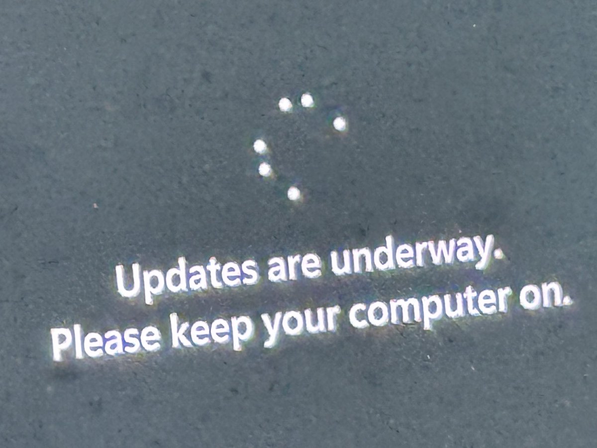 SeniorWatashi's tweet photo. Ya soy parte de ese exclusivo club.  Mi windows decidió actualizarse a media reunión :( https://t.co/1tFYeurnVP