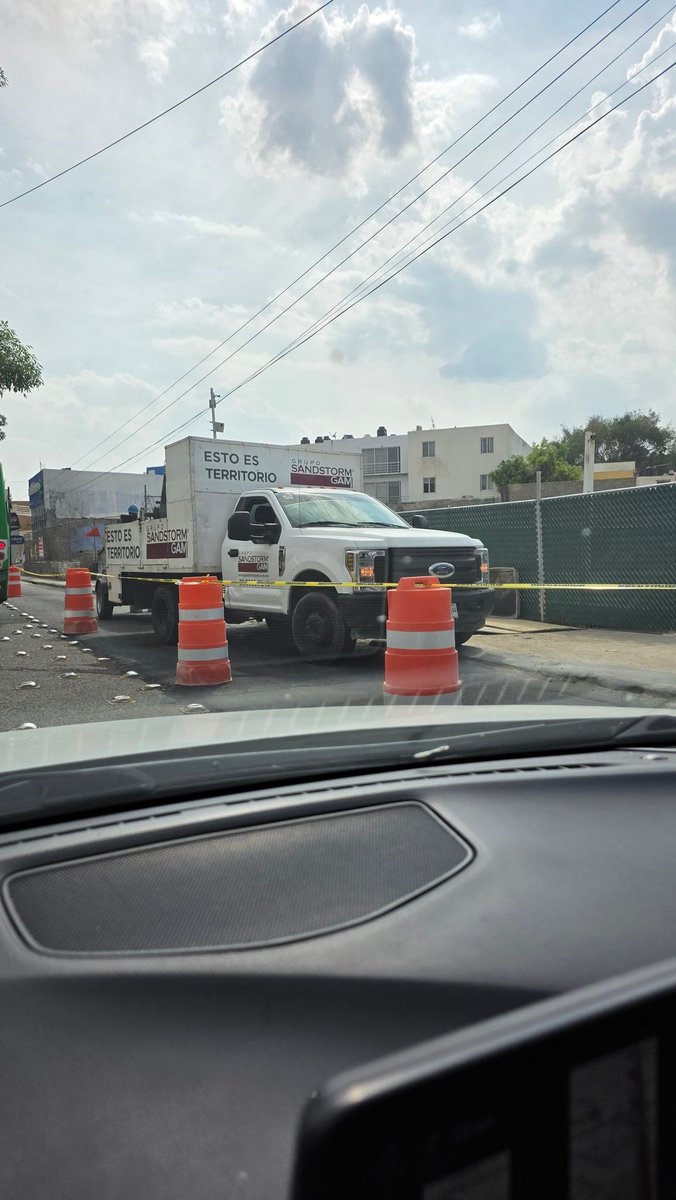 Kurt89Wallach's tweet photo. @Trafico_ZMG @JaliscoVial segundo día consecutivo que está empresa bloquea un carril en lateral de Lopez Mateos, entre Pléyades y Andromeda, forzando el tránsito a las bollas de salida de carriles centrales. https://t.co/LlQuxtXAet