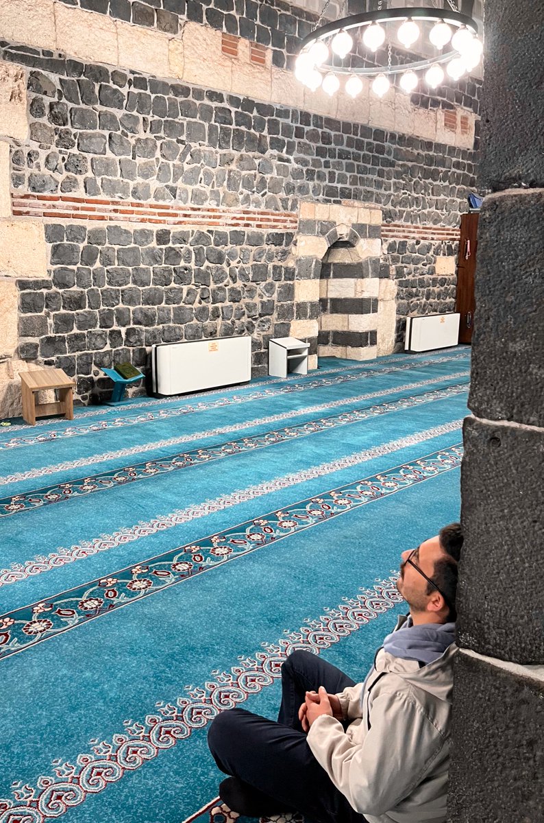 meroglu380's tweet photo. Yetişemiyorum…
hayata, kendime, içimdeki o eski çocuğa.
Büyümek dedikleri şey belki de
kendi kalbine geç kalmaktı… https://t.co/kVuuAHZZRj