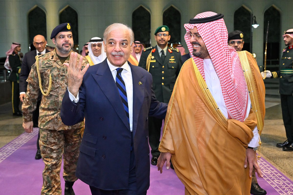 غادر #جدة اليوم #الخميس
رئيس وزراء جمهورية باكستان الإسلامية
محمد شهباز شريف
..كان في وداعه بـ #مطار_الملك_عبدالعزيز
نائب أمير منطقة مكة صاحب السمو الملكي الأمير
#سعود_بن_مشعل_بن_عبدالعزيز
وعدد من المسؤولين.