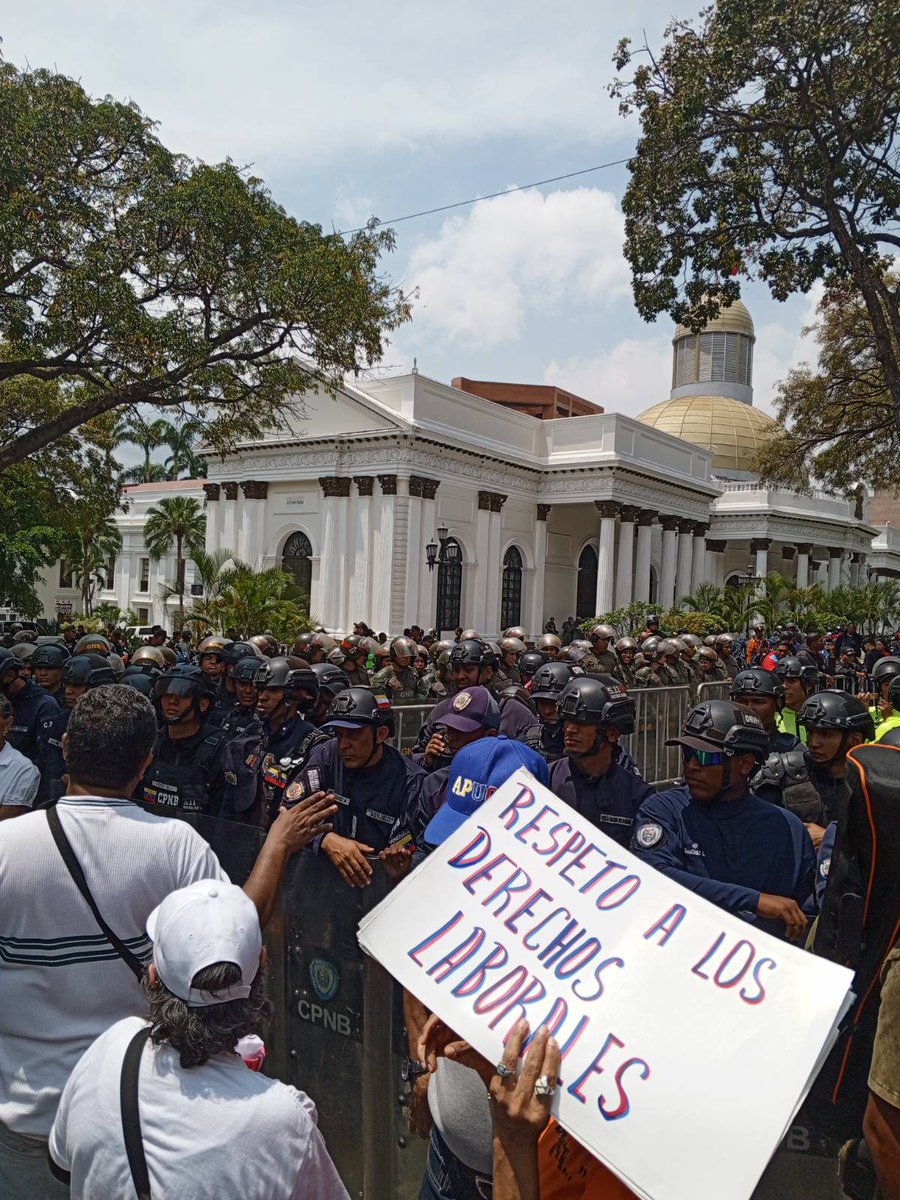 Hoy es un GRAN día para los caraqueños. 

Hoy es la primera vez en muchos años que nuestros ciudadanos llegan en protesta al centro de Caracas. 

Demostrando civismo, disciplina y por supuesto, mucho desprecio por los tiranos. 

Los esbirros han tenido que abrir el paso y guardar