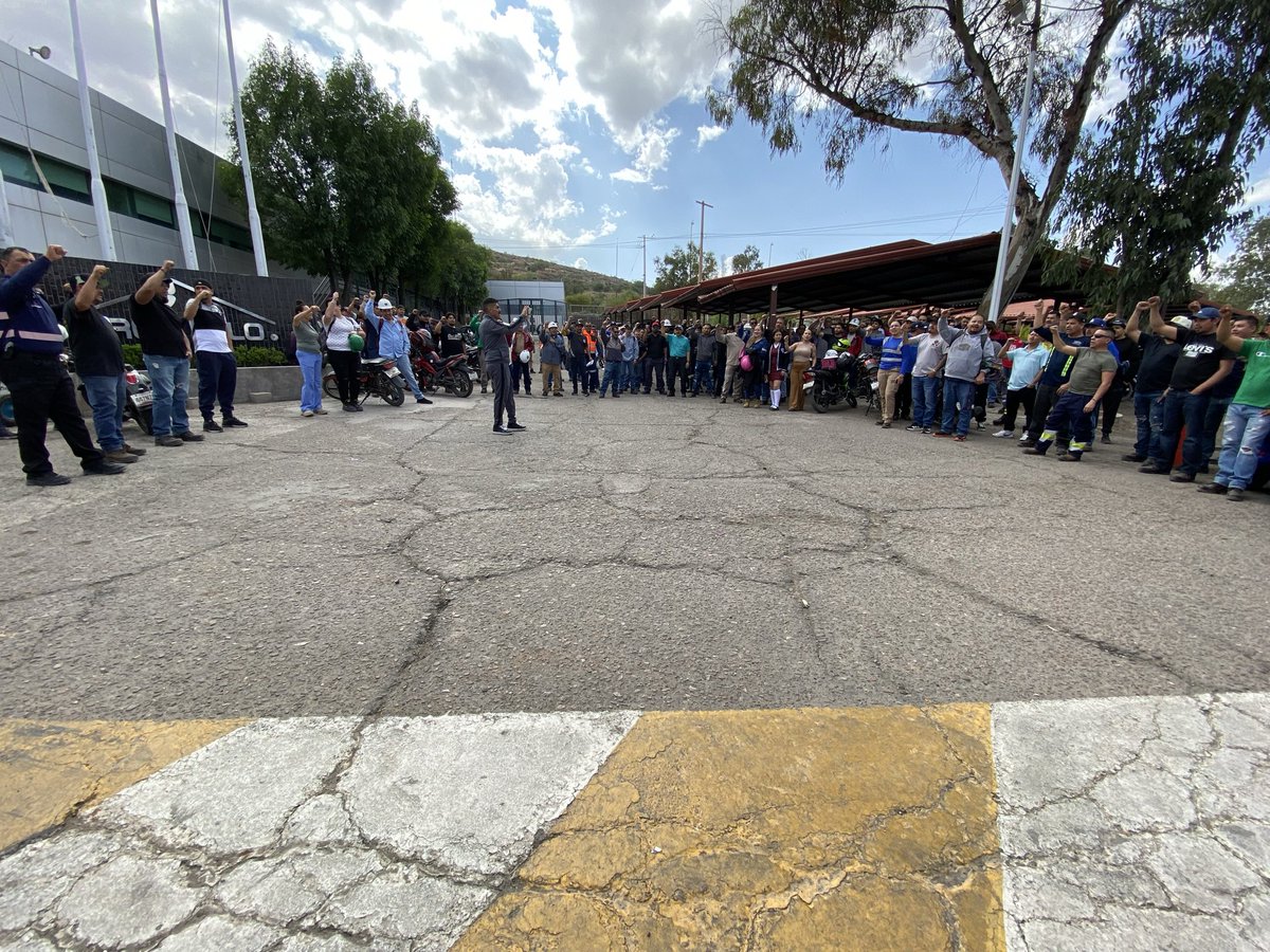 Frenteseccio62's tweet photo. 📣La unidad en el distrito Fresnillo es la base para seguir fortaleciendo nuestro trabajo y la defensa de los derechos de las y los trabajadores👷🏻♀️👷🏻♂️ Con el liderazgo de nuestro secretario general nacional, don @CarlosPavonC ,
#UnidadSindical #DistritoFresnillo #FuerzaMinera https://t.co/B1nk5T3SgJ