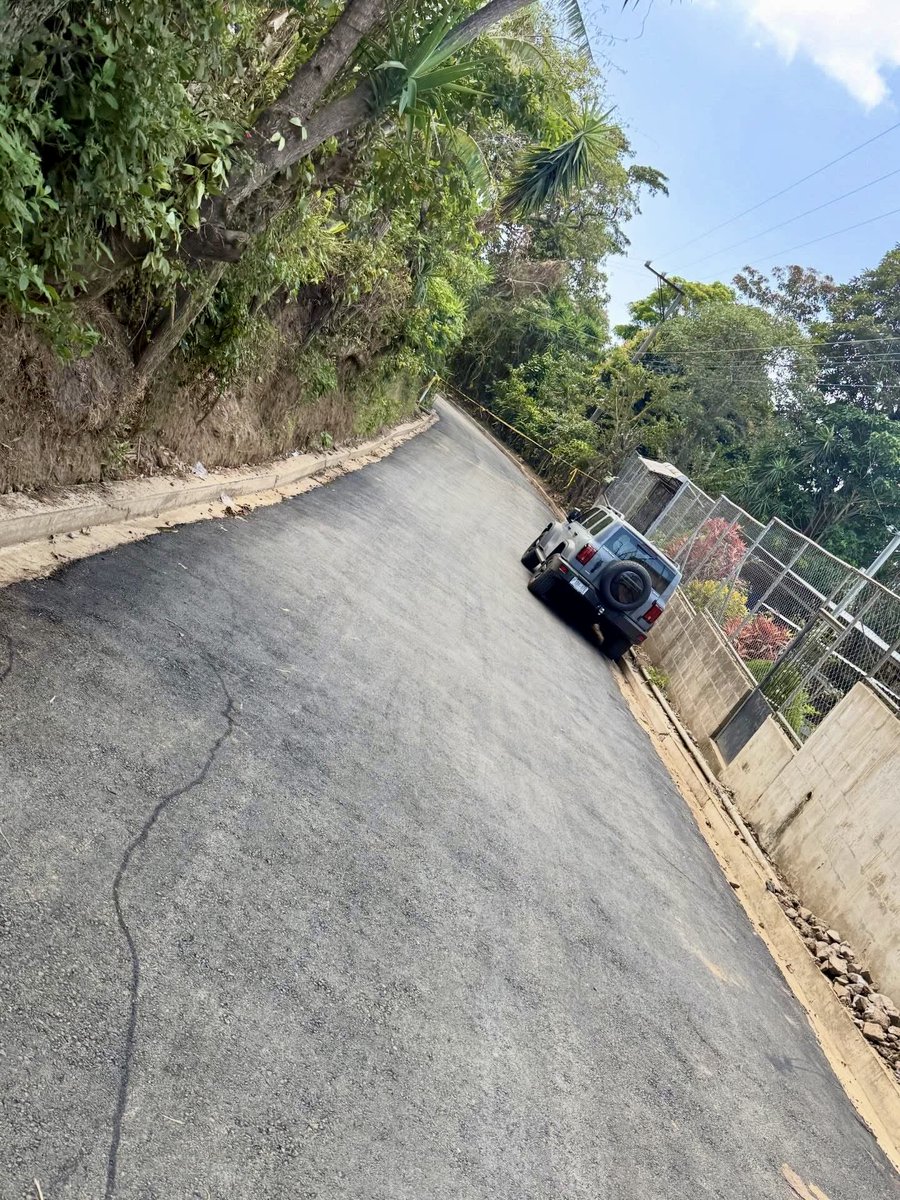 Cuando el territorio despierta, el abandono no tiene dónde esconderse

Cuando el trabajo llega al territorio, el abandono se retira. Hoy los caminos empiezan a cambiar en toda La Libertad Este.

En la calle que conduce de El Encanto hacia El Cajón, en Huizúcar, se ejecutan