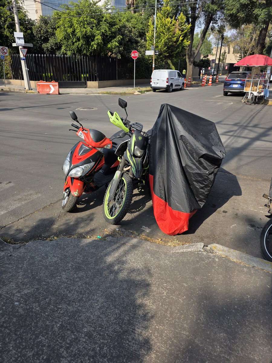 GoodNameCarlos's tweet photo. @UCS_GCDMX @SSC_CDMX @LaSEMOVI @TlalpanAl @Gabyosoriohdz A una hora del reporte no se retiraron las que invaden rampa de acceso y paso peatonal. https://t.co/tNrgO851Ow