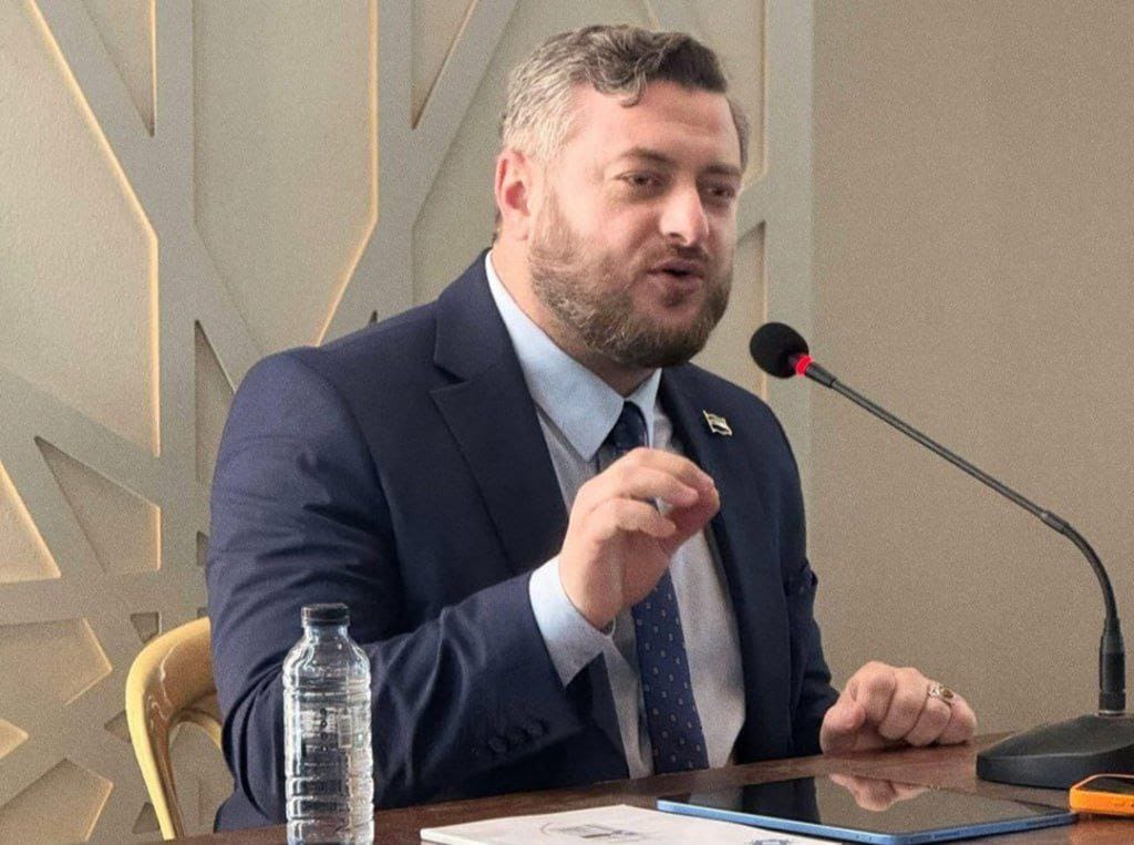 أكد أحمد الهلالي مع قسد أن المرحلة القادمة عنوانها دولة سورية موحدة بلا إدارات ذاتية أو أسايش
أبرز نقاط التصريح
العمل جارٍ على فتح الطرقات عودة النازحين وحسم ملف المعتقلين
تواصل مستمر مع النخب الكردية لتبديد المخاوف الأمنية
إعادة الثناء تحتاج وقتاً بعد 14 عاماً من القطيعة.
#سوريا