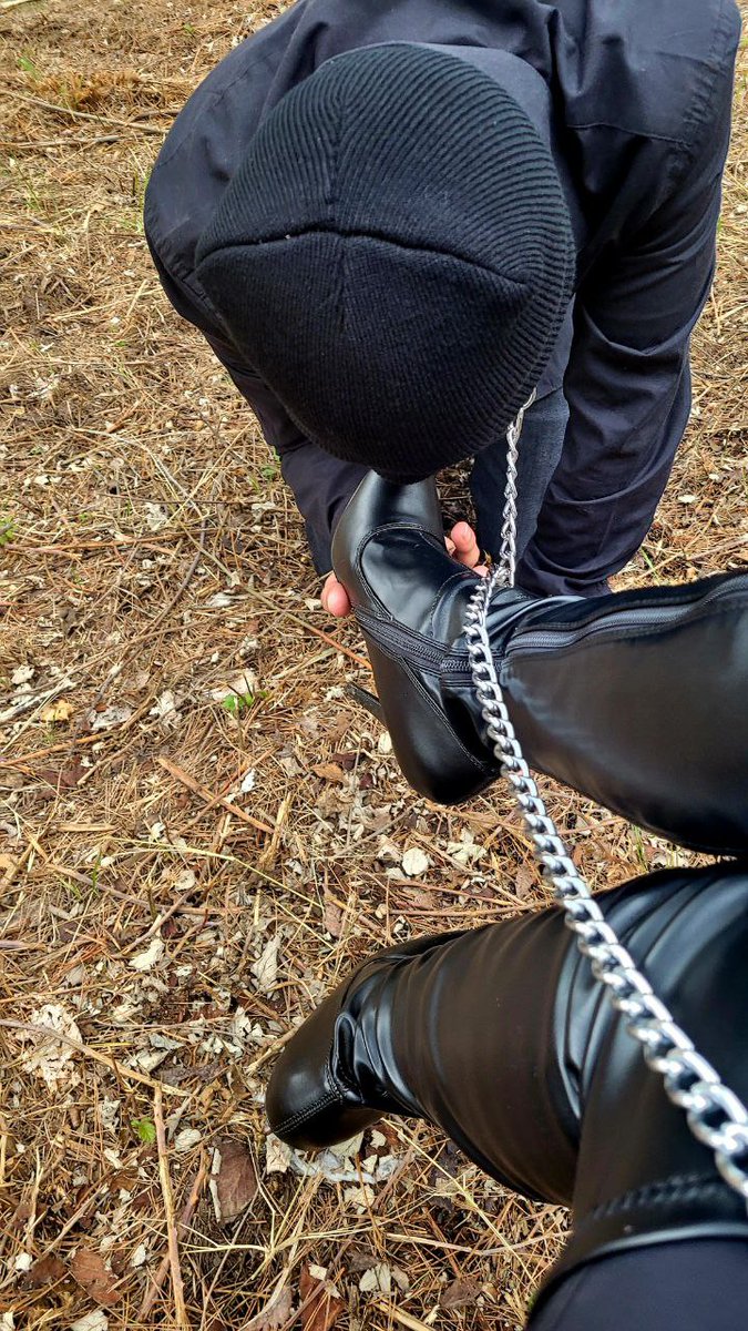 Ms_Damiana's tweet photo. Este puerco, es uno de los mejores limpiadores de botas que he conocido, fijaos en el brillo que dejo en las mías..... jajajajaj, lo voy a encerrar en una jaula en la entrada de mi casa, para que limpie bien todos mis zapatos, cada vez que salga a la calle. https://t.co/95maDEG5gC