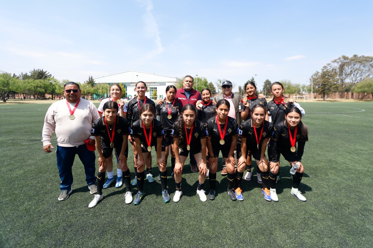 COBAEMex's tweet photo. El #MundialitoCOBAEM vivió la final de fútbol femenil. ⚽️

Los planteles 02 #Ecatepec y 36 #VillaGuerrero II se enfrentaron en un partido lleno de talento y espíritu deportivo. 🏫
El #COBAEM sigue impulsando el deporte y la convivencia en la comunidad estudiantil.

#SomosCOBAEM https://t.co/kXOKXQk8qq