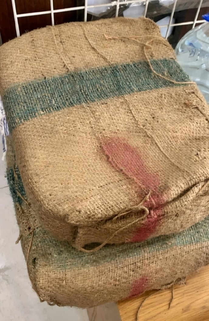 وش موجود داخل اكياس الخيش يالطيبن