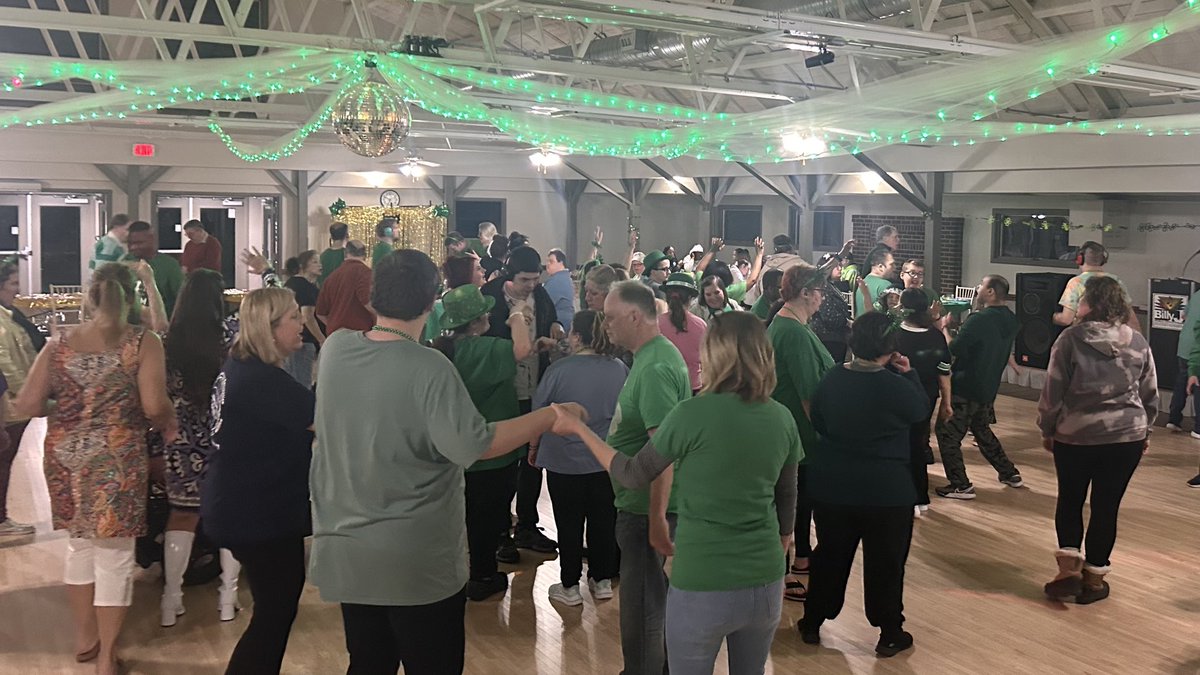 DeepwoodLake's tweet photo. Nearly 200 people attended the #ShamrockShuffle. Many thanks to @LakeMetroparks, @DeepwoodFounda1, #RevolutionPizza, and DJ #BillyJ for supporting the event and a special shout out to the amazing #ParkerHannifan volunteers! The next #FootlooseFriday is 5/1. #EmpowerEngageEnrich https://t.co/Ajh5gVP5YW