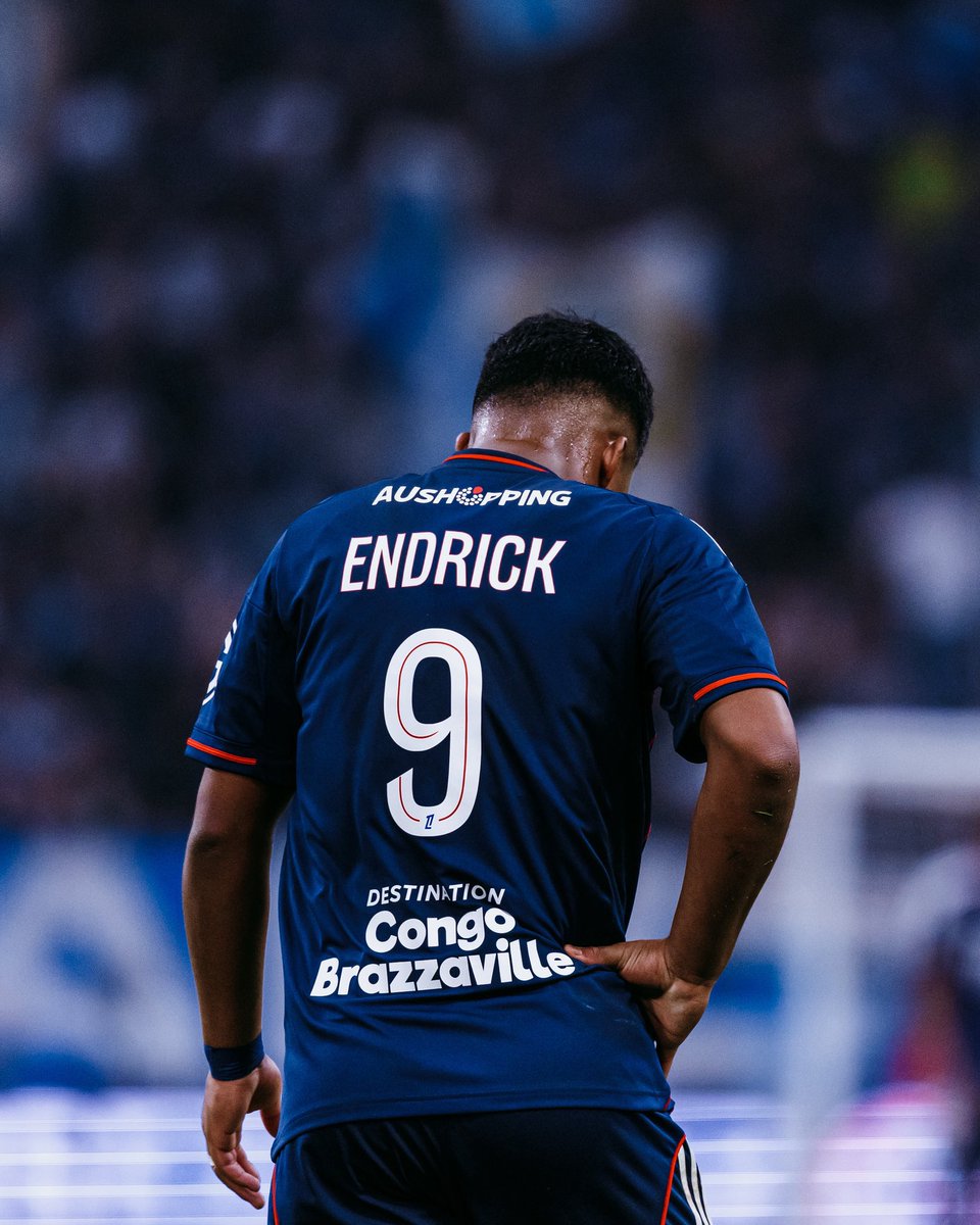 OJogoEscrito's tweet photo. O roteiro sempre se repete quando o protagonista é ele…

O Lyon enfrentou o Celta de Vigo pela Europa League e tinha dificuldade para buscar o placar, tentou, tentou, tentou e tentou. Até que no final chegou no momento Endrick Felipe do jogo, e ele foi decisivo novamente.

Marcou com uma chapada da entrada da área, lance que tinha tentado várias vezes no jogo, parecia que nada passaria pelo goleiro Radu, mas quando chega o momento dele ninguém consegue impedir.

Jogando partindo da ponta direita ele puxava pra dentro e criava as melhores chances do Lyon, muito interessante ver a versatilidade florescendo no seu futebol, e é aquela né, jogador bom só precisa jogar.

Segunda tem convocação, e ele merece e tem que estar nessa lista.