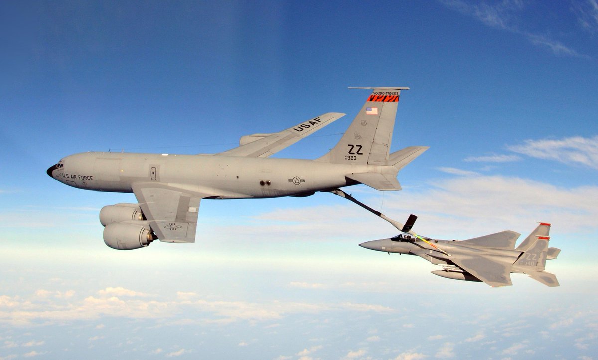 GlobeEyeNews's tweet photo. BREAKING:

US KC-135 refueling aircraft crashes over Iraq. https://t.co/C2gdWpZP8t