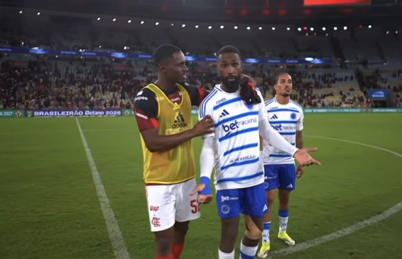 futebol_info's tweet photo. Bastidores: Gerson recusou pedido de Evertton Araújo para trocar camisa após Flamengo 2x0 Cruzeiro porque já havia prometido camisas a Bruno Henrique e Ayrton Lucas.

Alguns jogadores do Fla foram até o meia para se solidarizar em relação aos xingamentos e gritos de "mercenário".

Gerson já esperava o clima hostil no Maracanã. O camisa 11 afirmou a pessoas próximas que saiu chateado por estar perdendo o jogo e ser substituído, não pelas provocações da torcida rubro-negra.

🗞️ @OGlobo_Esportes | @diogodantas 
📸 Reprodução/GE TV