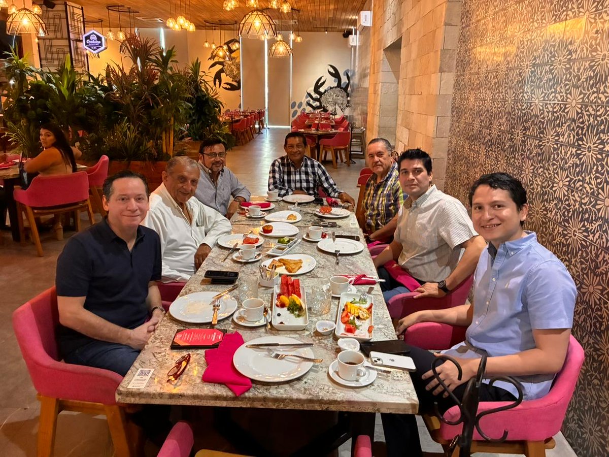 Mis compañeros Ex Presidentes junto con el Presidente actual de #Canainma Marcó Ordóñez, y el director de la Cámara disfrutando de un desayuno como parte de nuestras reuniones de consejo consultivo. 
Amigos todos, y gente valiosa para la industria maderera e industrial en Yucatán